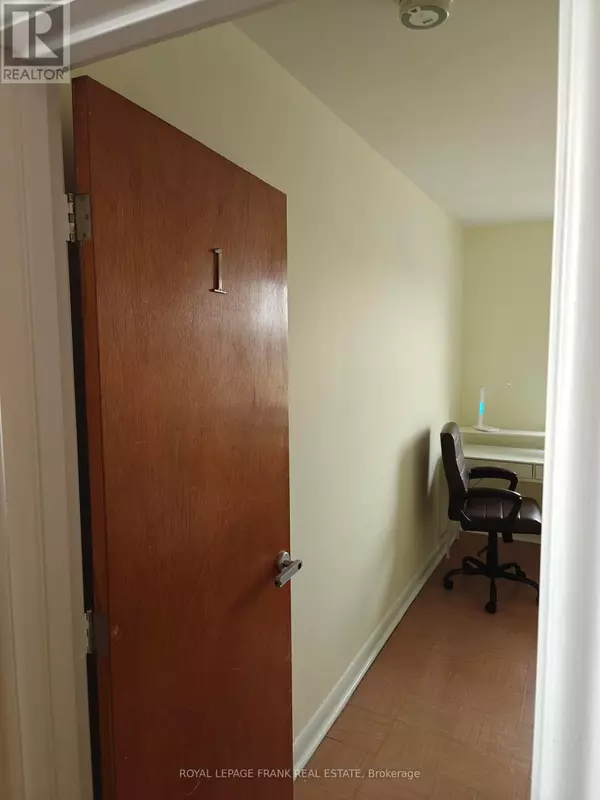 Oshawa (central), ON L1H5X2,374 Central Park BLVD South #Room #1