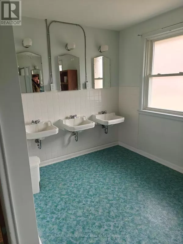 Oshawa (central), ON L1H5X2,374 Central Park BLVD South ##3