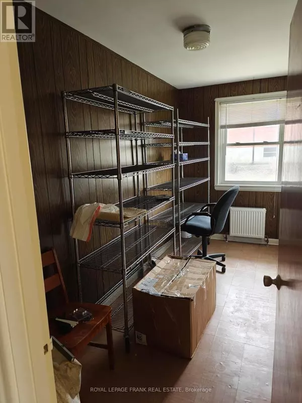Oshawa (central), ON L1H5X2,374 Central Park BLVD South #Room #7