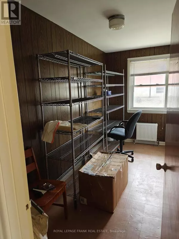 Oshawa (central), ON L1H5X2,374 Central Park BLVD South #Room #9