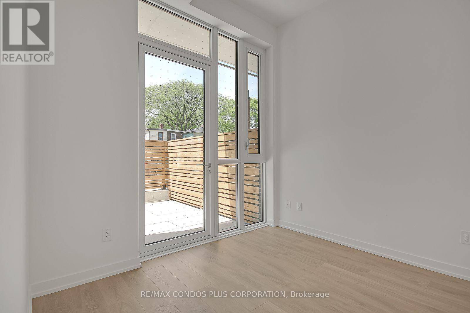 Toronto (south Riverdale), ON M4M0E4,150 Logan AVE #121