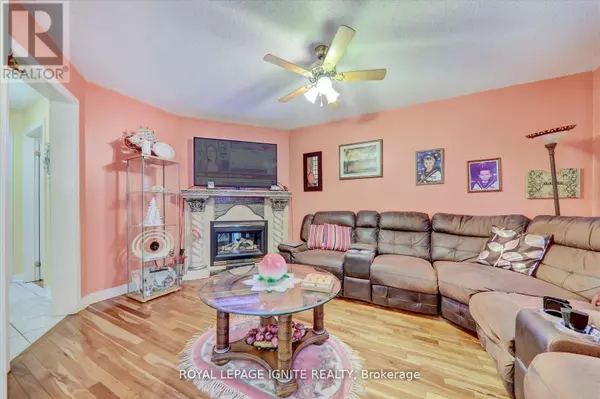Toronto (west Hill), ON M1E2Z6,38 RODDA BOULEVARD