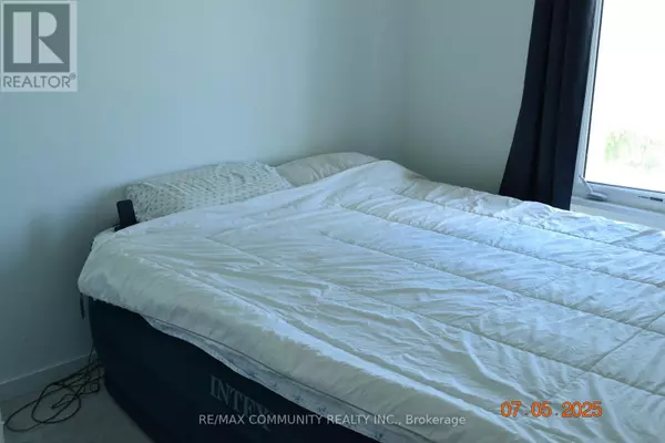 Oshawa (samac), ON L1K3G4,809 CONLIN RD ROAD E