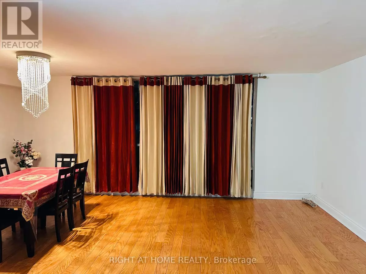 Toronto (crescent Town), ON M4C5L6,5 Massey SQ #1204