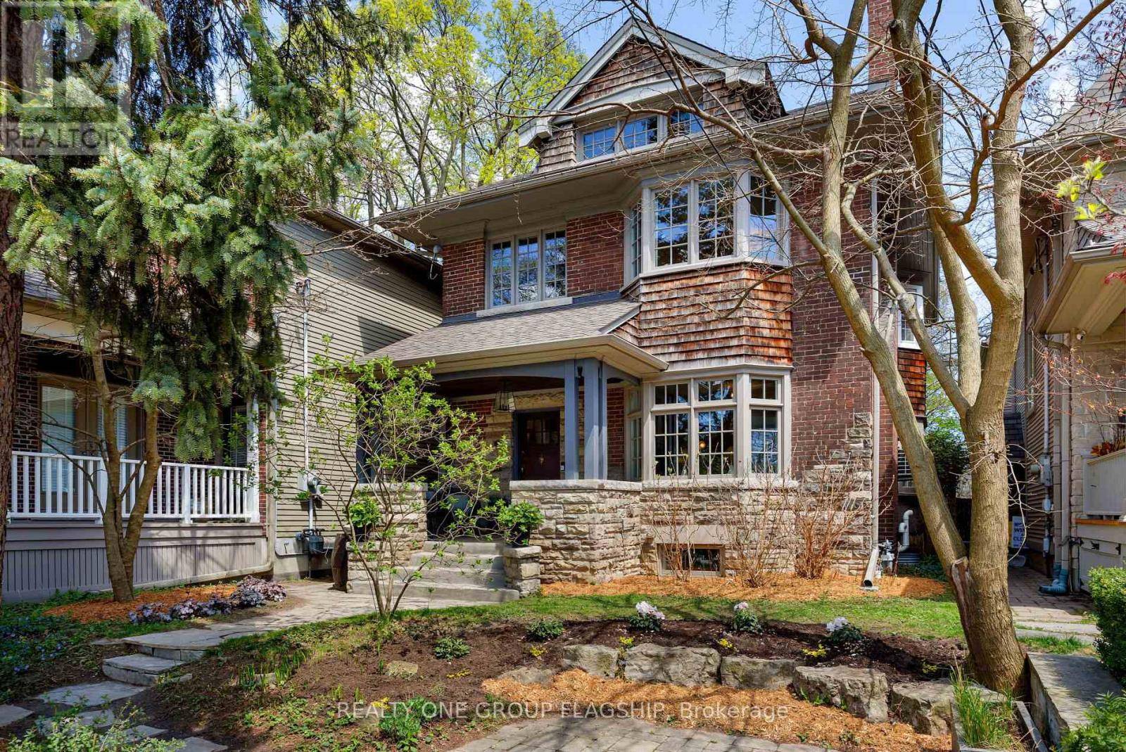 Toronto (birchcliffe-cliffside), ON M4E3S2,69 VICTORIA PARK AVENUE