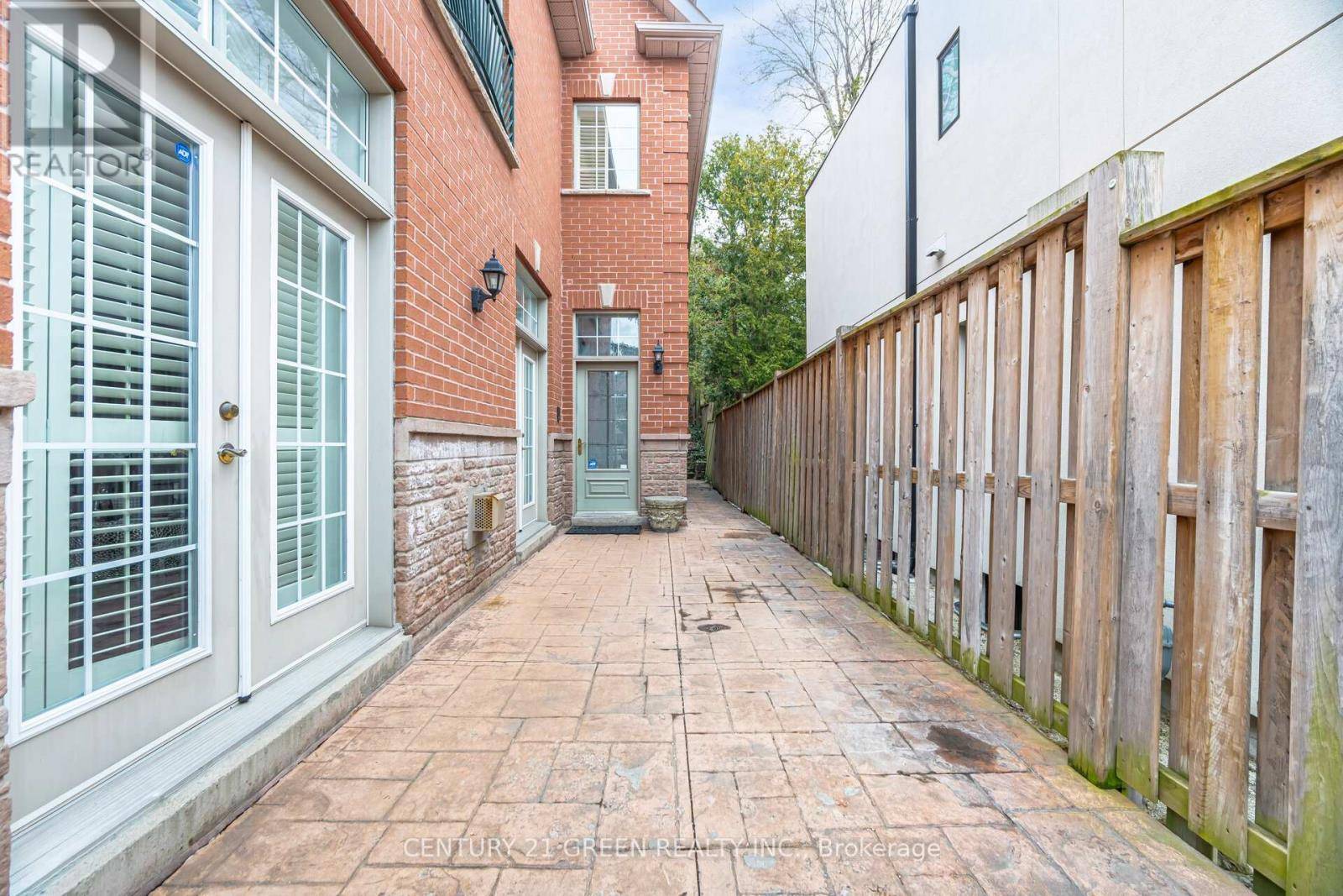 Toronto (east End-danforth), ON M4E2N3,135 GLENMOUNT PARK ROAD