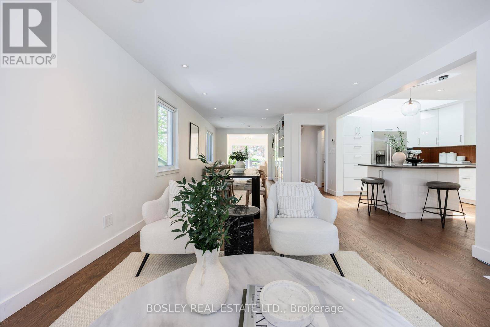 Toronto (clairlea-birchmount), ON M1L1Z6,21 FAIRFAX CRESCENT