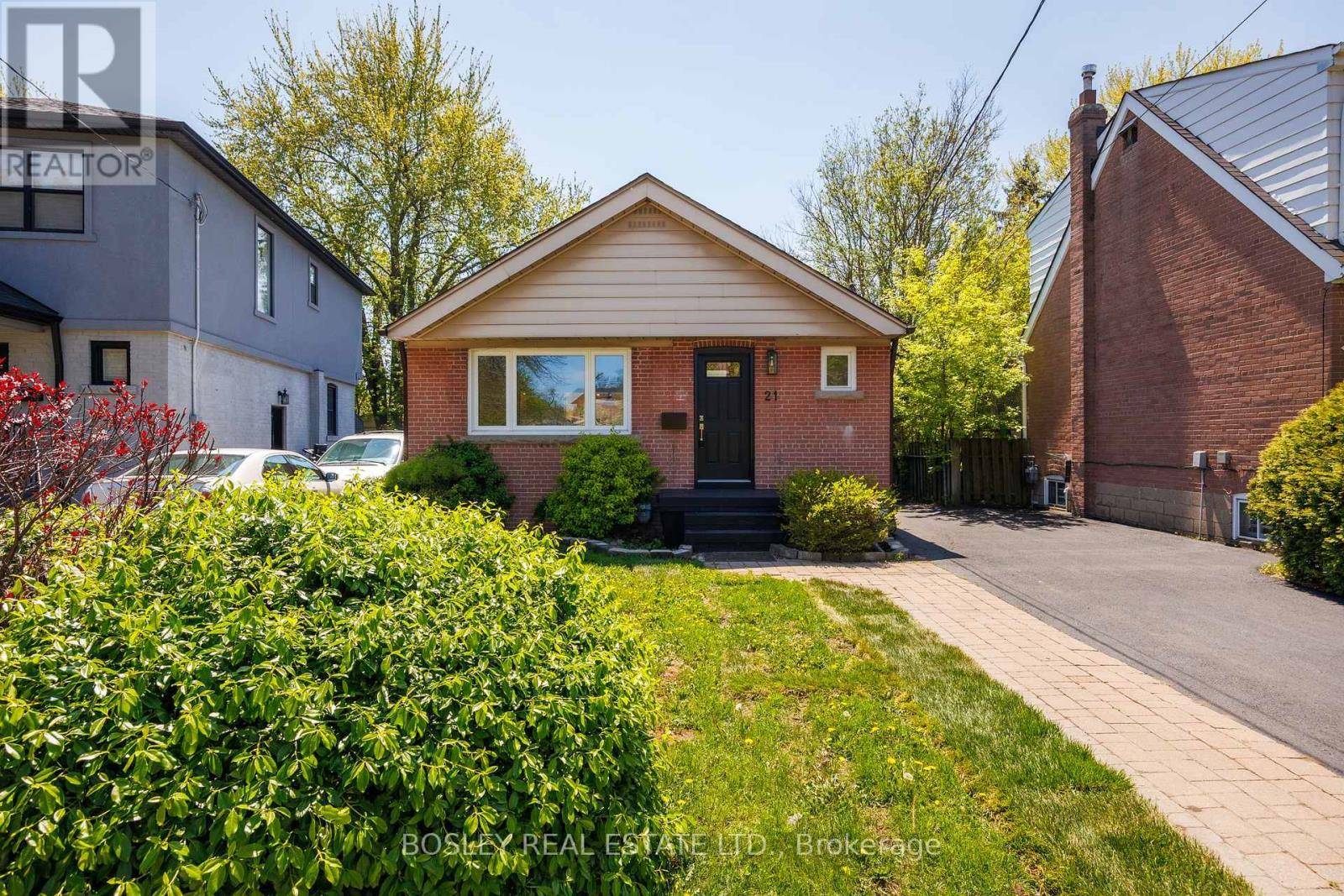 Toronto (clairlea-birchmount), ON M1L1Z6,21 FAIRFAX CRESCENT