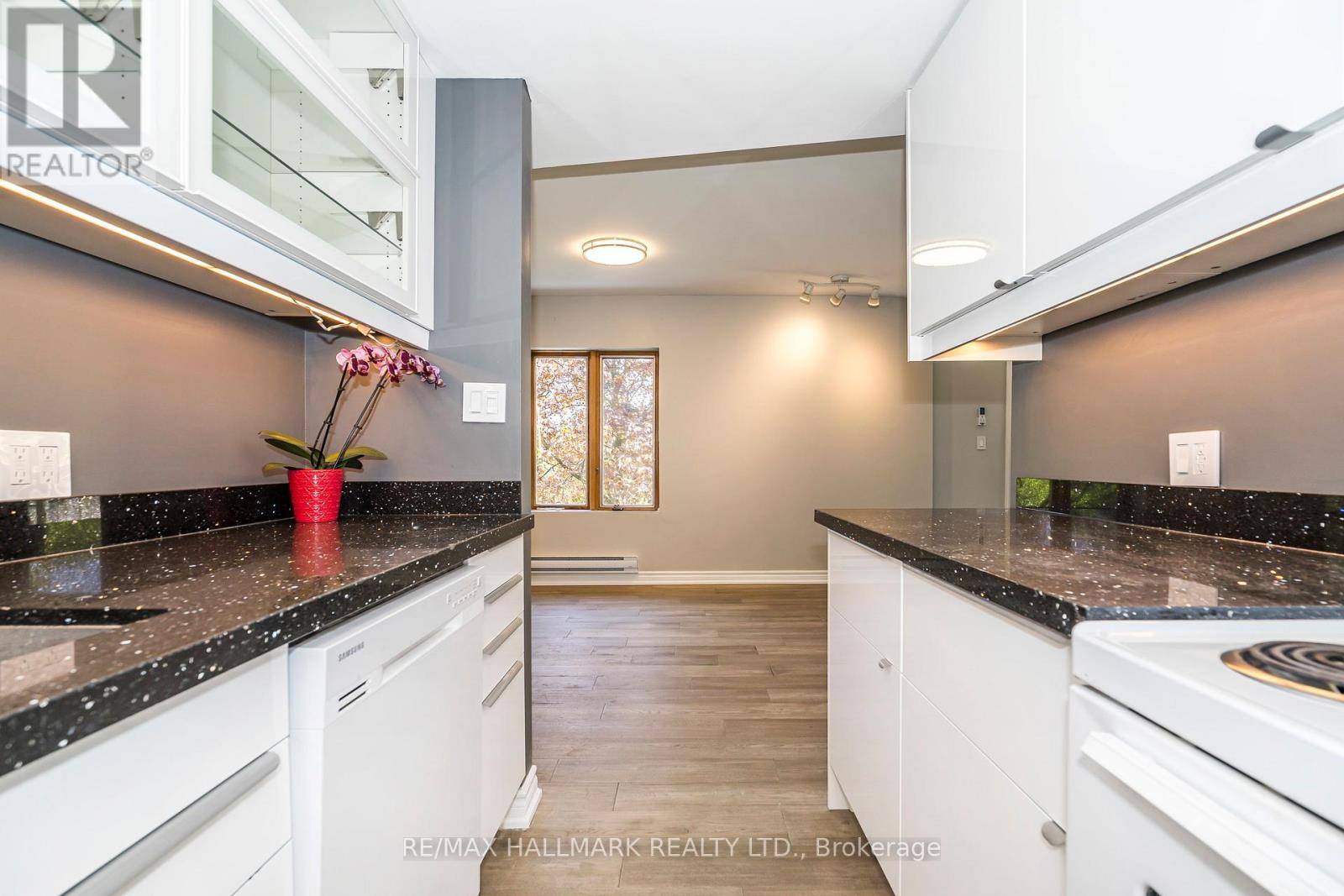 Toronto (north Riverdale), ON M4K1K1,32 Hogarth AVE #2