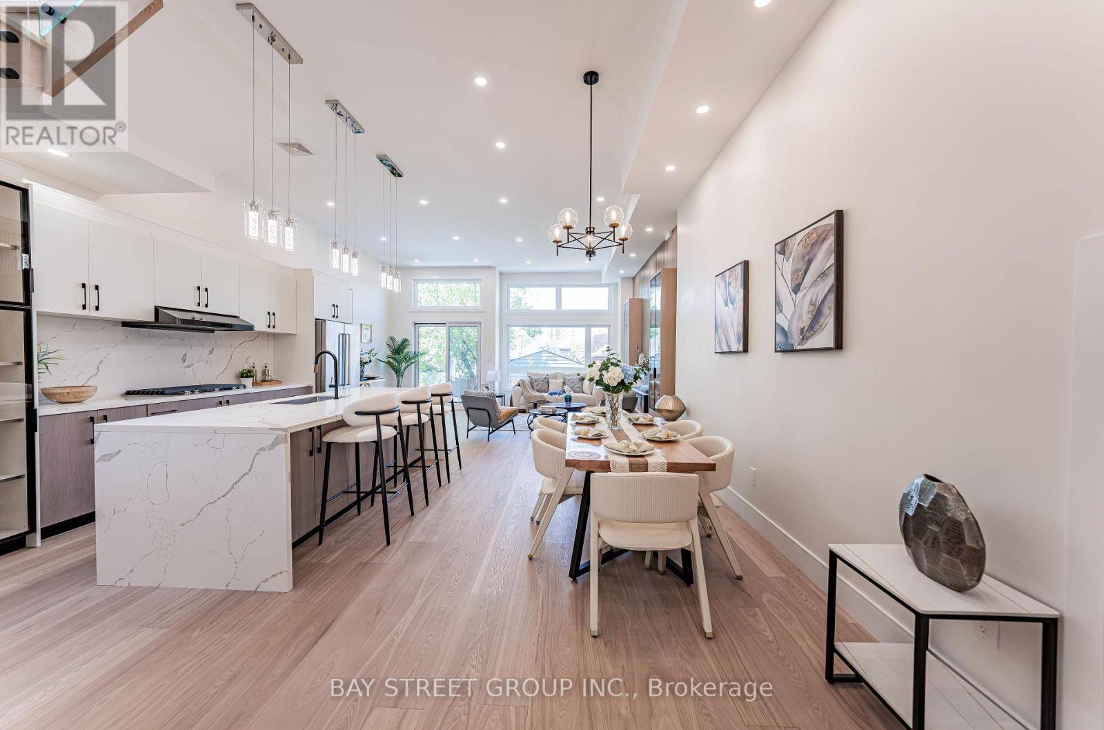 Toronto (woodbine-lumsden), ON M4C2R8,186 HOLBORNE AVENUE