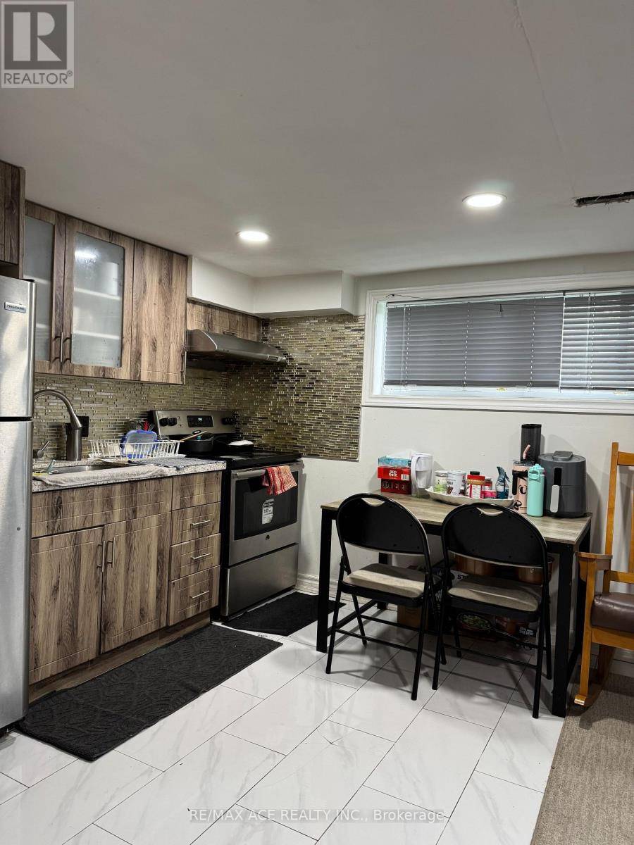 Toronto (cliffcrest), ON M1M3G5,12 Waltonice RD #Bsmt