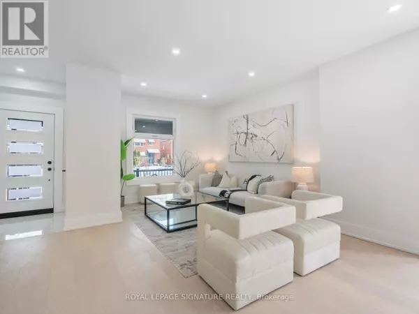 Toronto (woodbine-lumsden), ON M4C4W7,290 CHISHOLM AVENUE