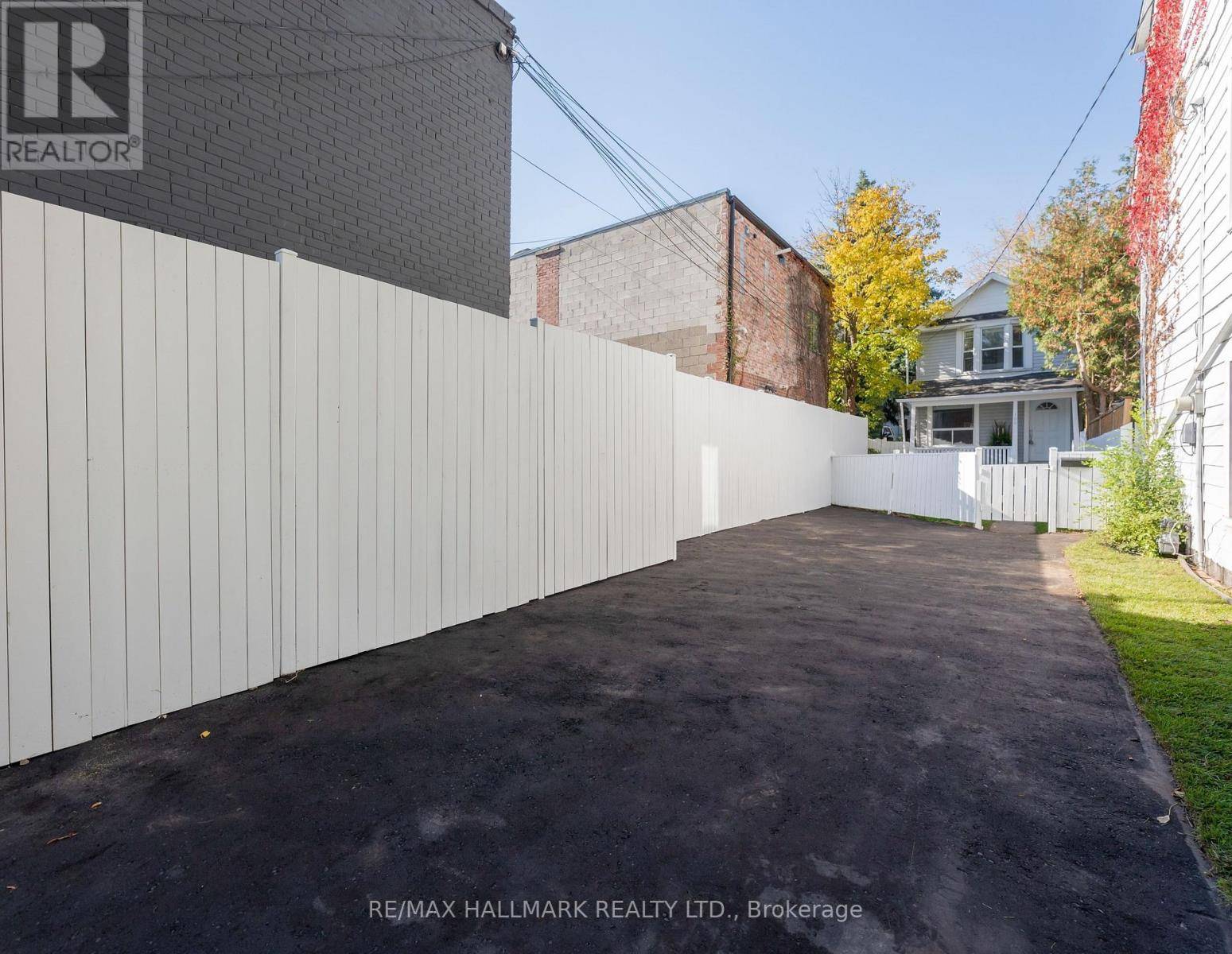 Toronto (the Beaches), ON M4E3K3,106 WILLOW AVENUE