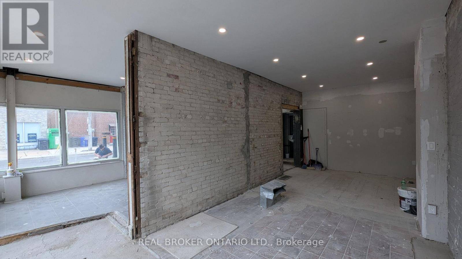 Toronto (danforth Village-east York), ON M4C4E3,1200 WOODBINE AVENUE