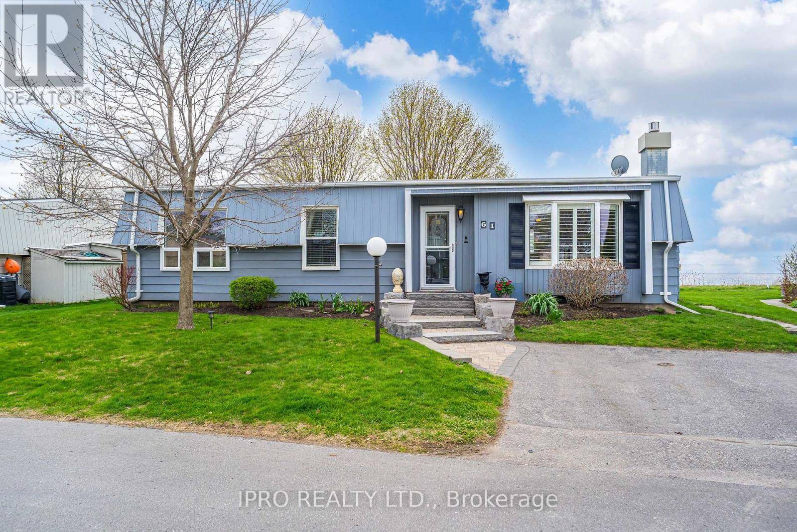 61 BLUFFS ROAD, Clarington (newcastle), ON L1B1A6