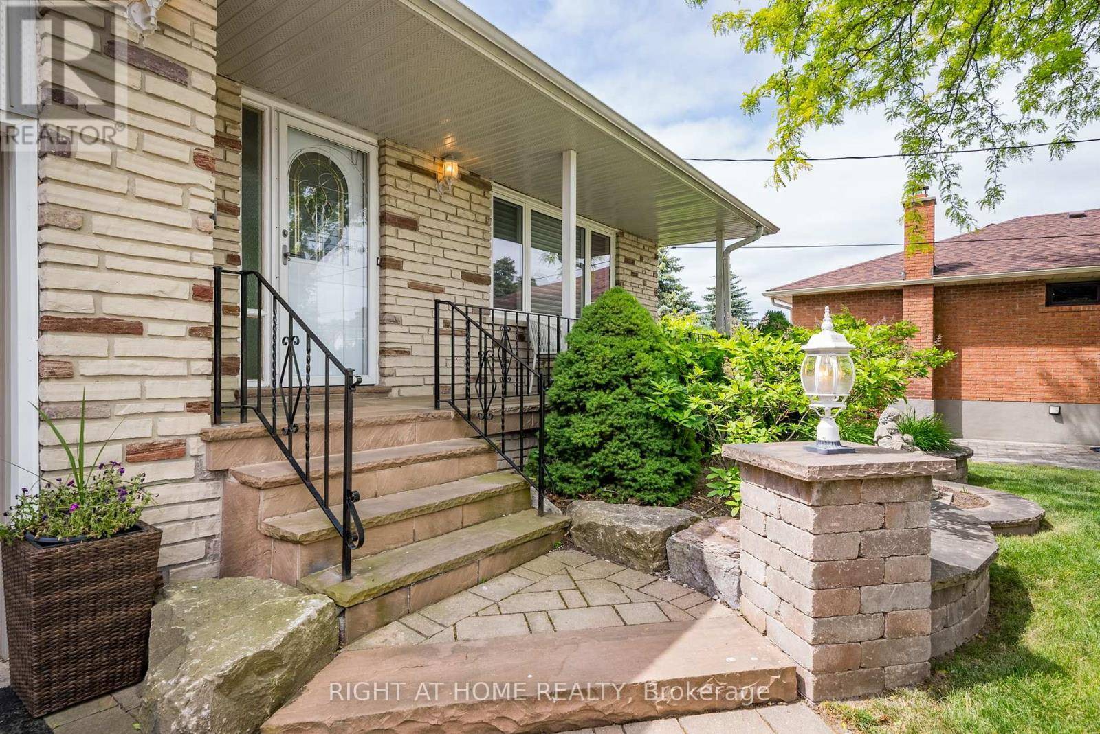Whitby (blue Grass Meadows), ON L1N3S4,109 CRAWFORTH STREET