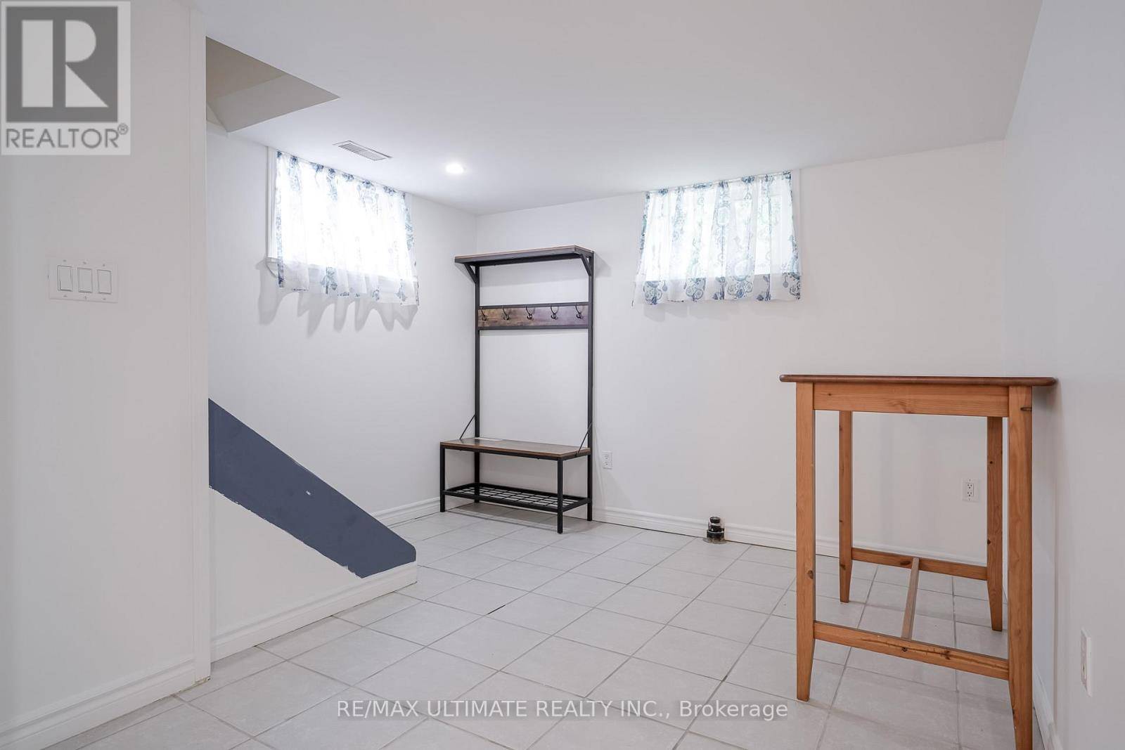 Toronto (clairlea-birchmount), ON M1L3B8,70 BEXHILL AVENUE