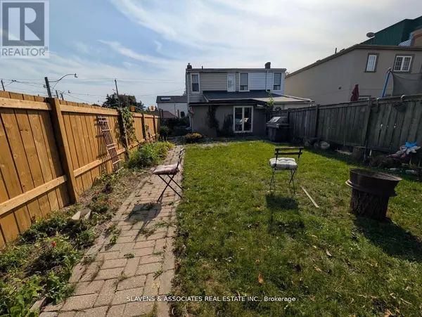 Toronto (east End-danforth), ON M4E2E1,2398 GERRARD STREET E