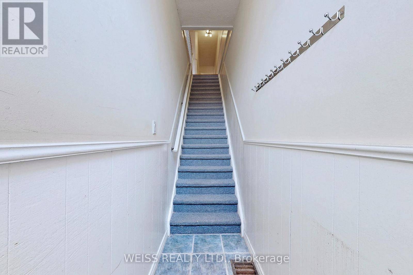 Toronto (east End-danforth), ON M4C1K9,2468 Danforth AVE #Upper