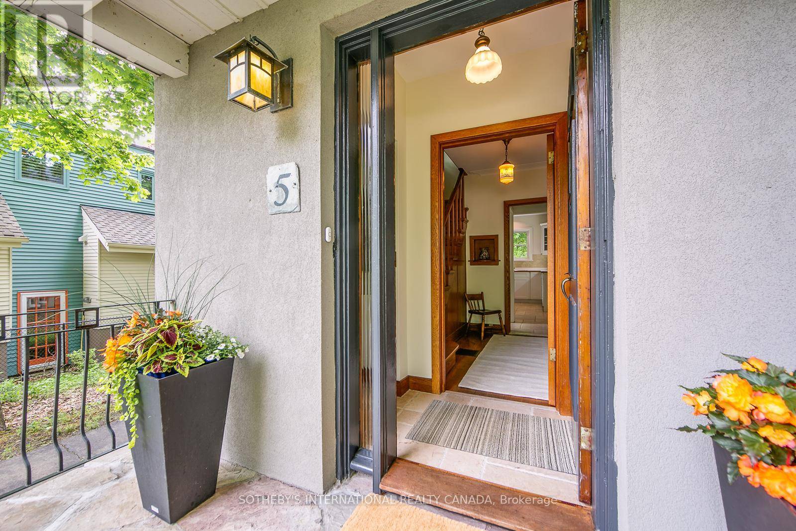 Toronto (birchcliffe-cliffside), ON M1N1G2,5 SPRINGBANK AVENUE