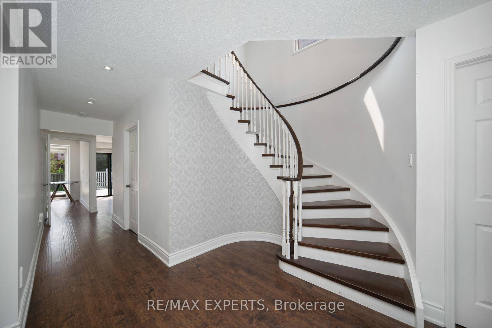Toronto (steeles), ON M1W3R2,66 CARL CRESCENT
