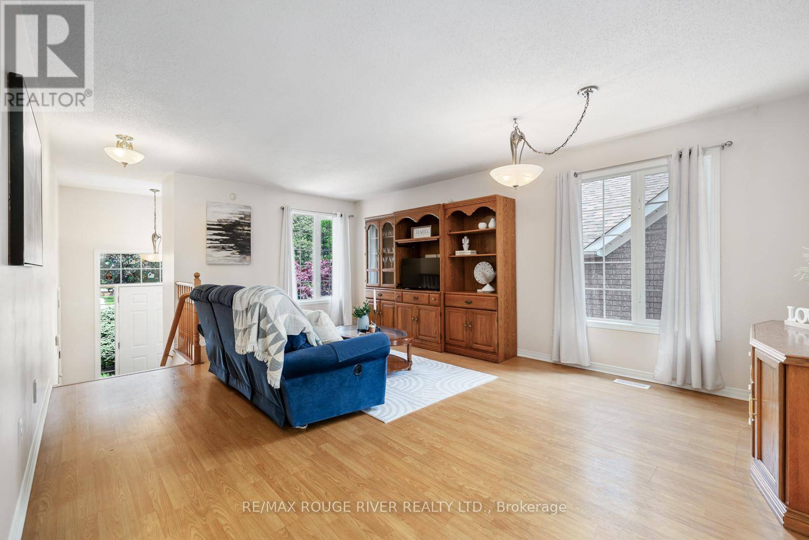 Oshawa (pinecrest), ON L1K2H8,887 BEATRICE STREET E