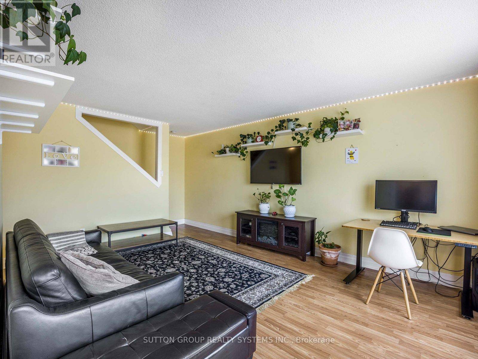Oshawa (centennial), ON L1G7E6,120 Nonquon RD #55