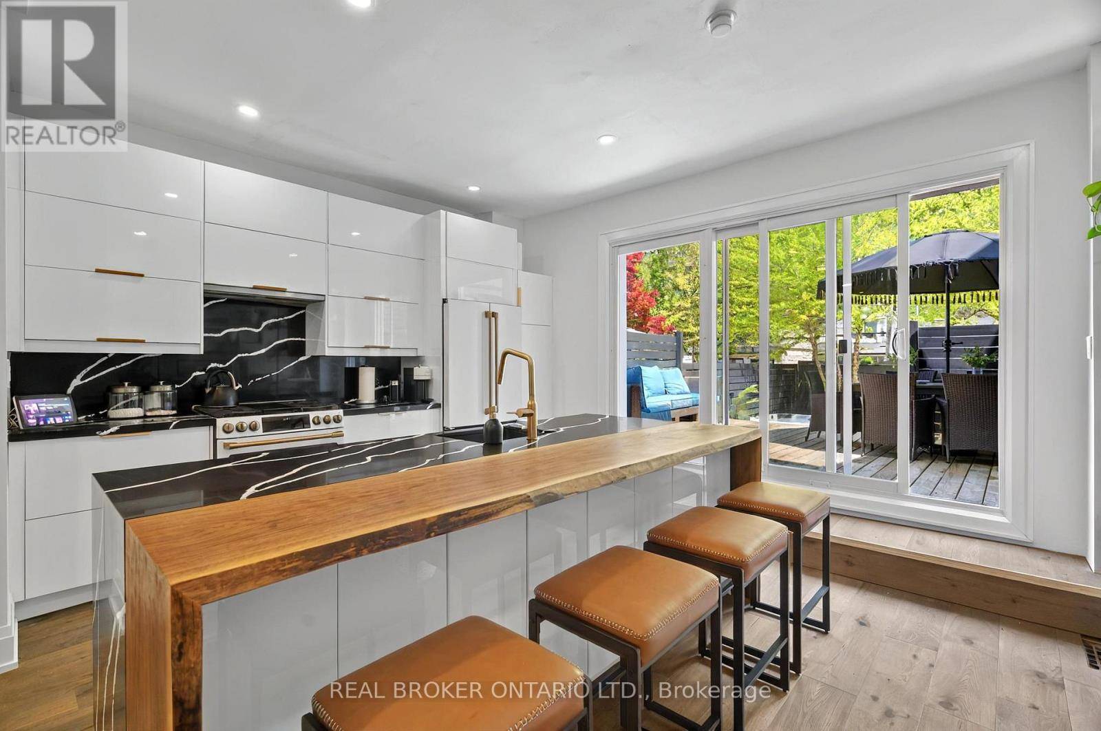 Toronto (greenwood-coxwell), ON M4J4V3,143 PARKMOUNT ROAD