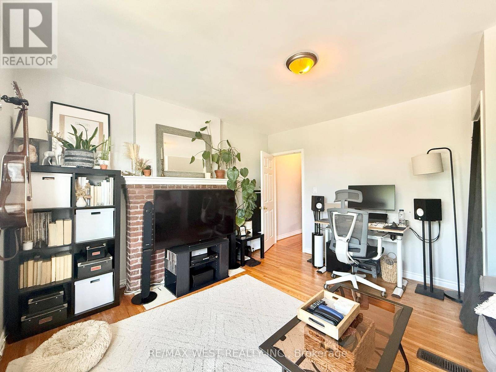 Toronto (greenwood-coxwell), ON M4L2P8,161 Greenwood AVE #2nd Floor
