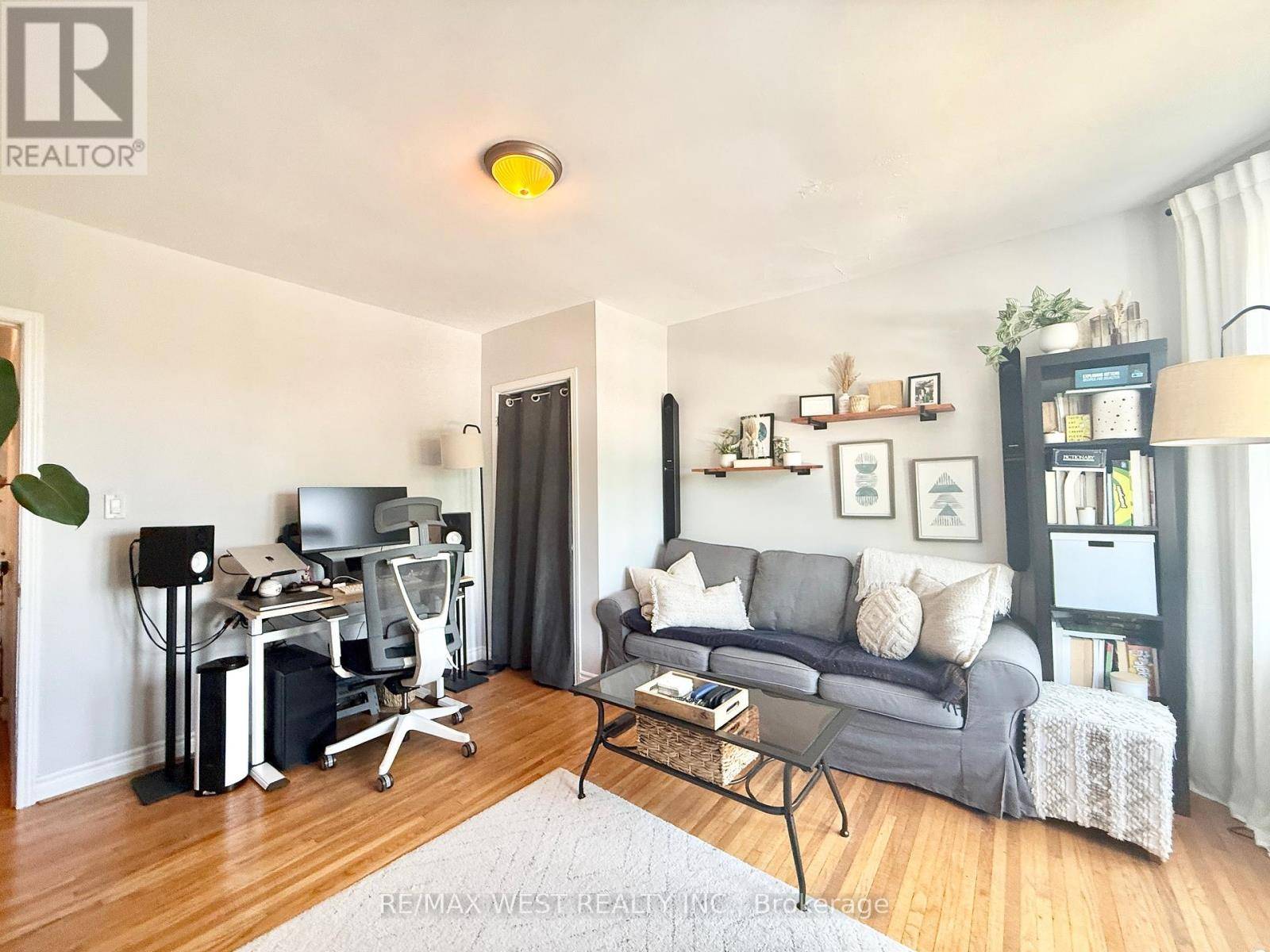 Toronto (greenwood-coxwell), ON M4L2P8,161 Greenwood AVE #2nd Floor