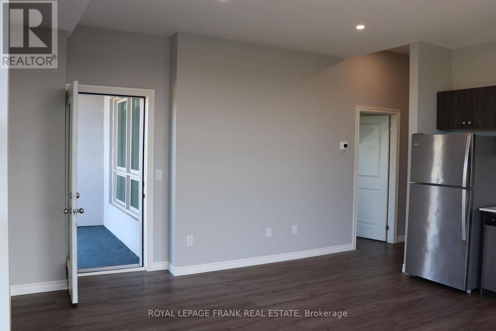 Whitby (downtown Whitby), ON L1N0N4,513 Dundas ST East #D