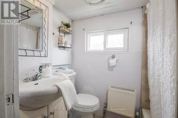 Oshawa (central), ON L1H2K9,128 Summer ST #Upper