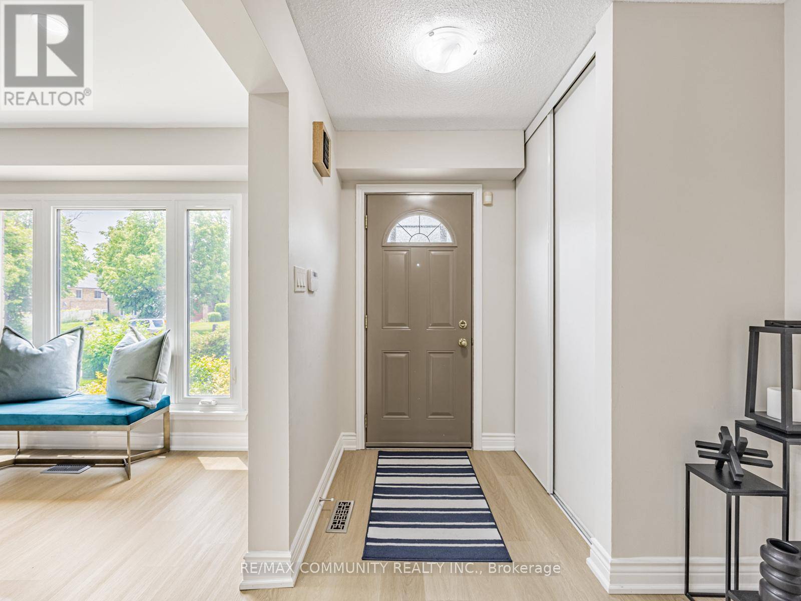 Toronto (malvern), ON M1B1N7,87 LOWRY SQUARE