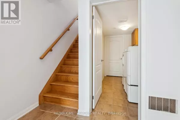 Toronto (clairlea-birchmount), ON M1L0C5,54 HOWE AVENUE