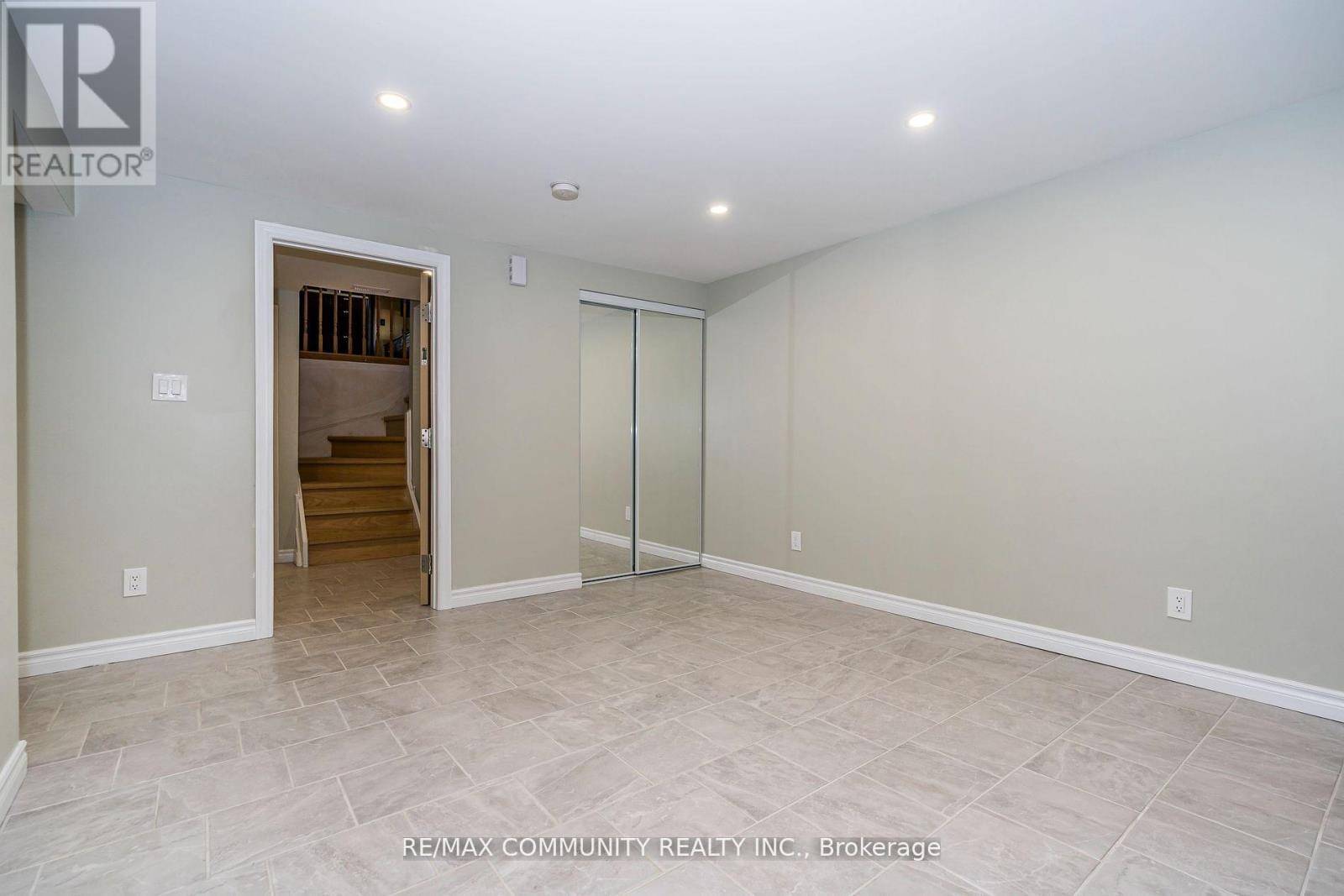 Oshawa (vanier), ON L1J6R5,517 Seville ST #Basement