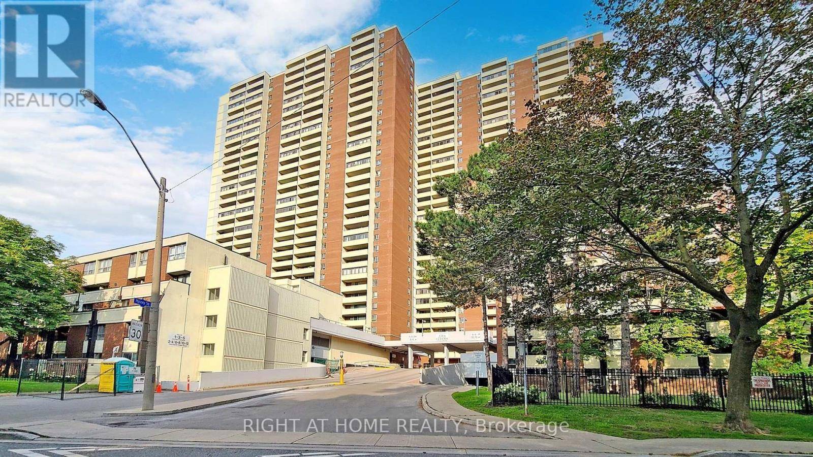 1 Massey SQ #1418, Toronto (crescent Town), ON M4C5L4