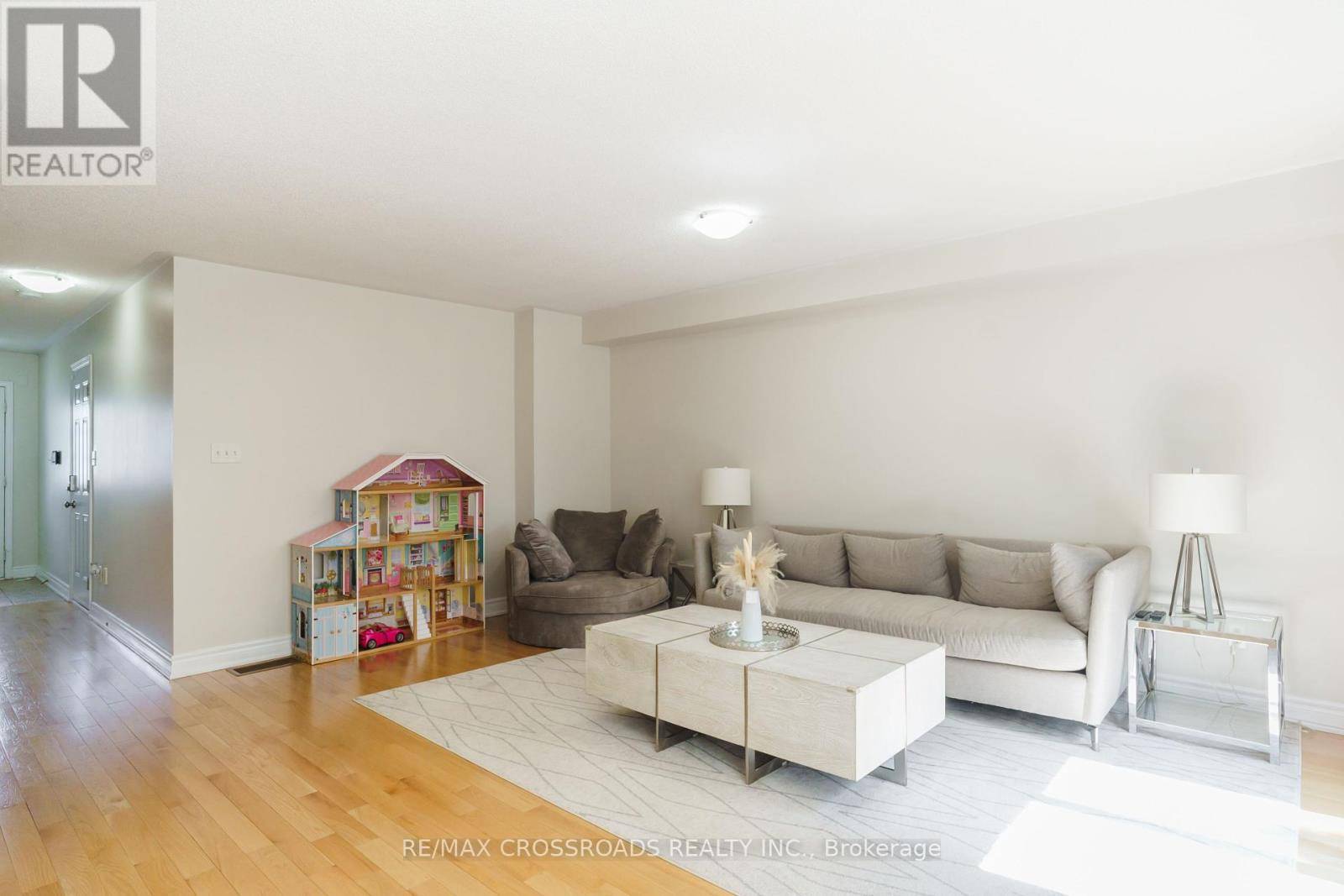 Toronto (clairlea-birchmount), ON M1L0A9,15 OATES DRIVE