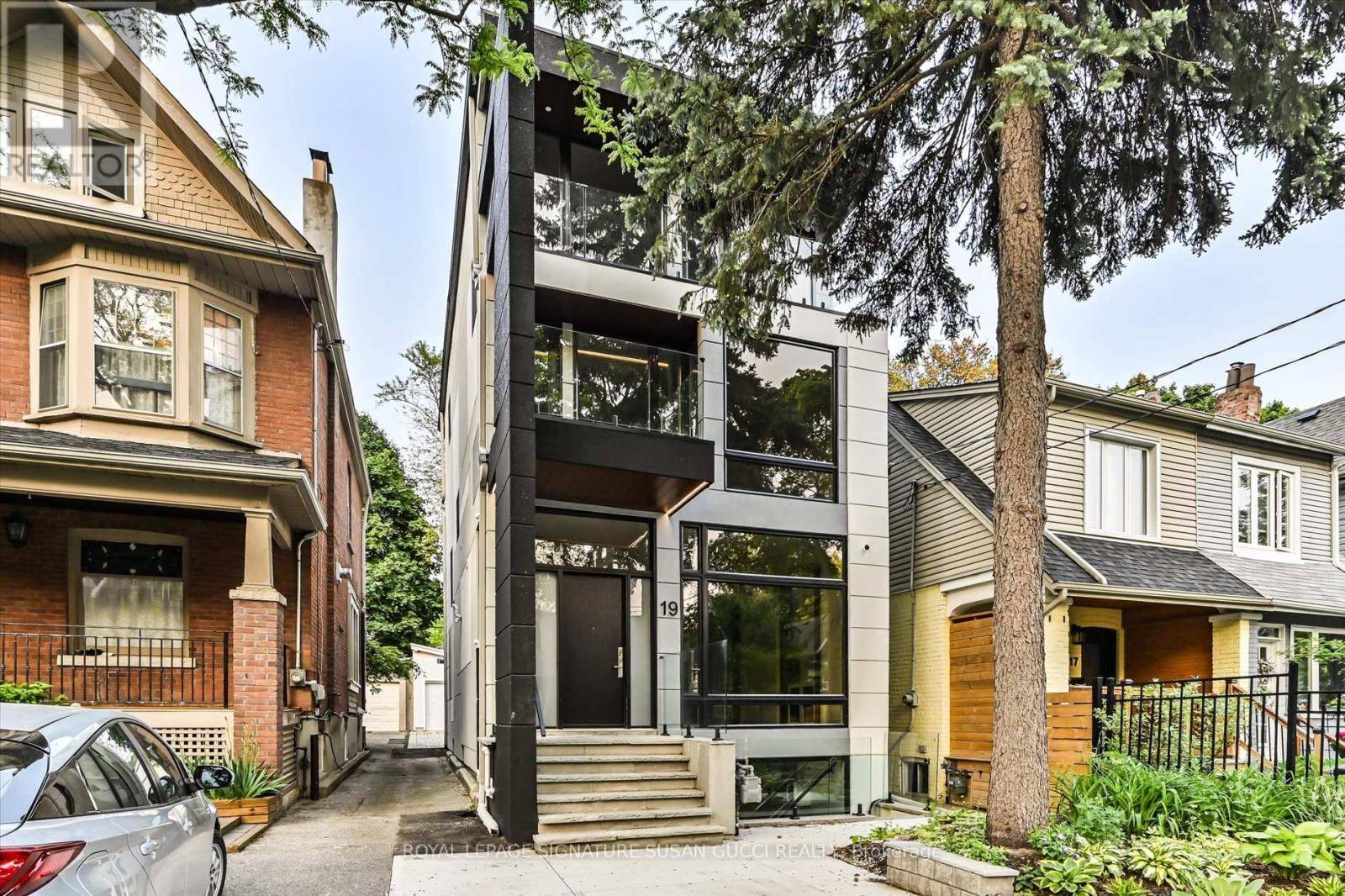 Toronto (east End-danforth), ON M4E2J7,19 DEVON ROAD