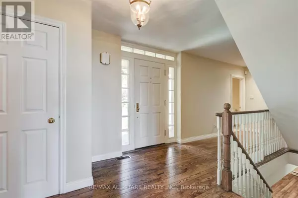 Toronto (scarborough Village), ON M1M1H7,5 HILL CRESCENT