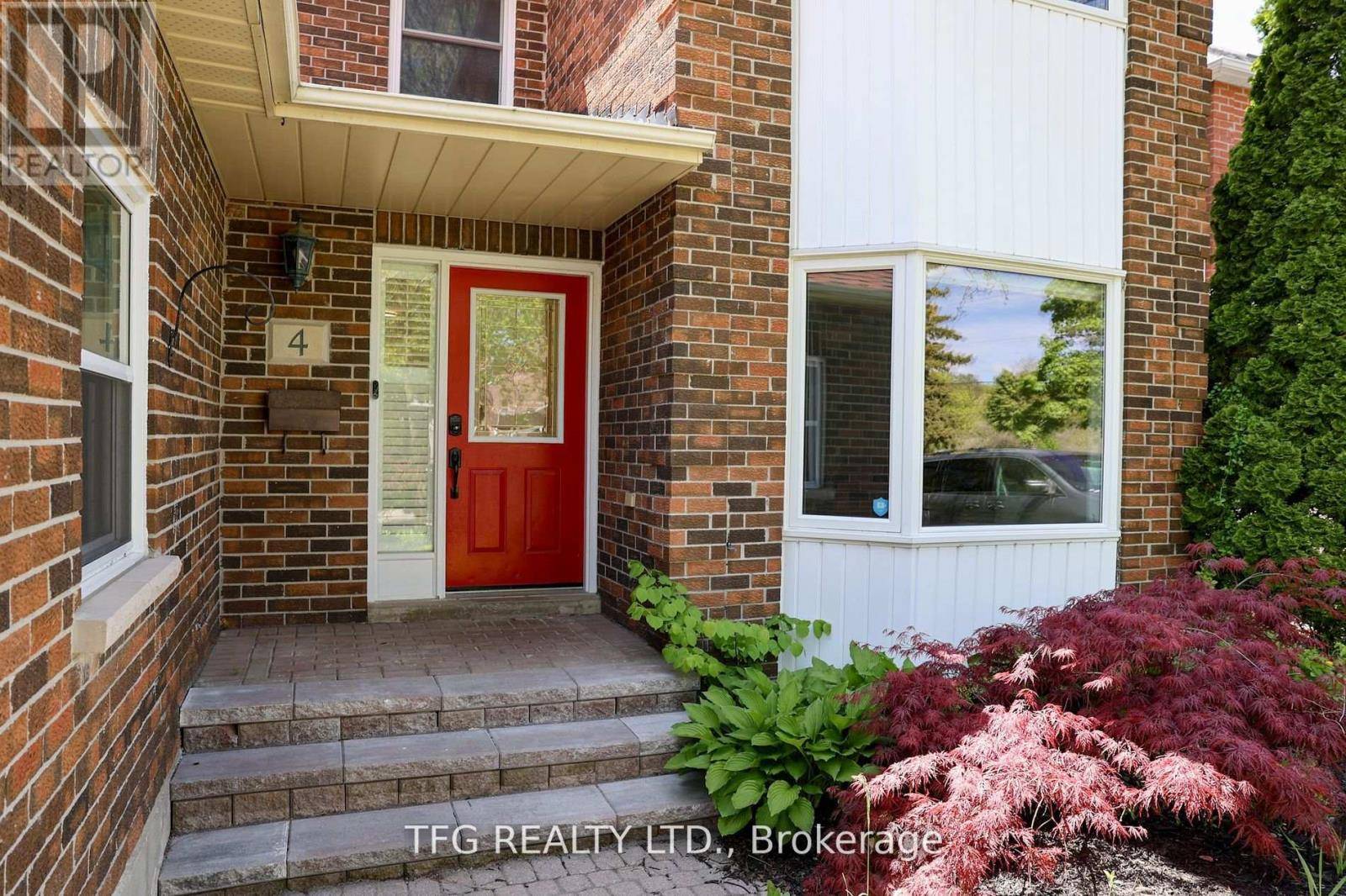 Clarington (courtice), ON L1E1J9,4 CARRIAGE LANE