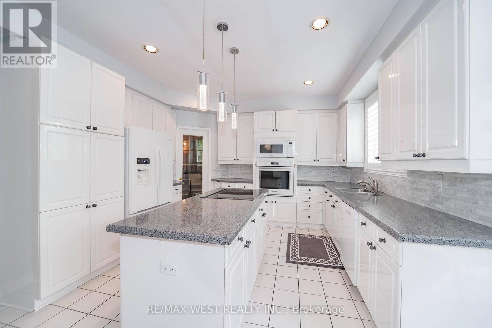 Pickering (highbush), ON L1V6V8,113 SANDCHERRY COURT