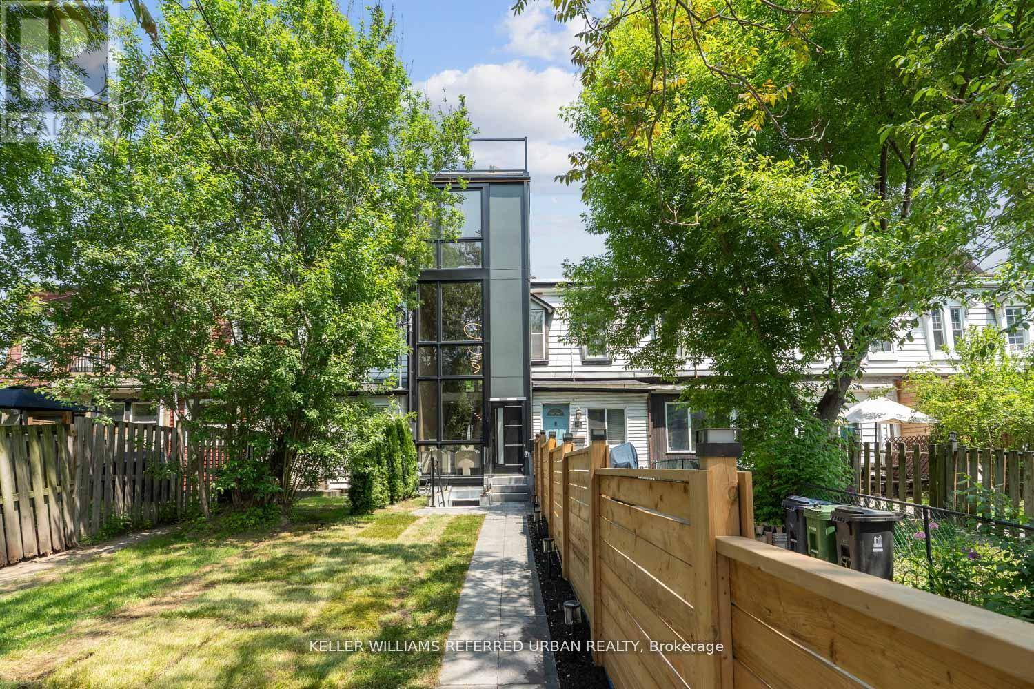 Toronto (south Riverdale), ON M4M2B3,37 BLACKBURN STREET