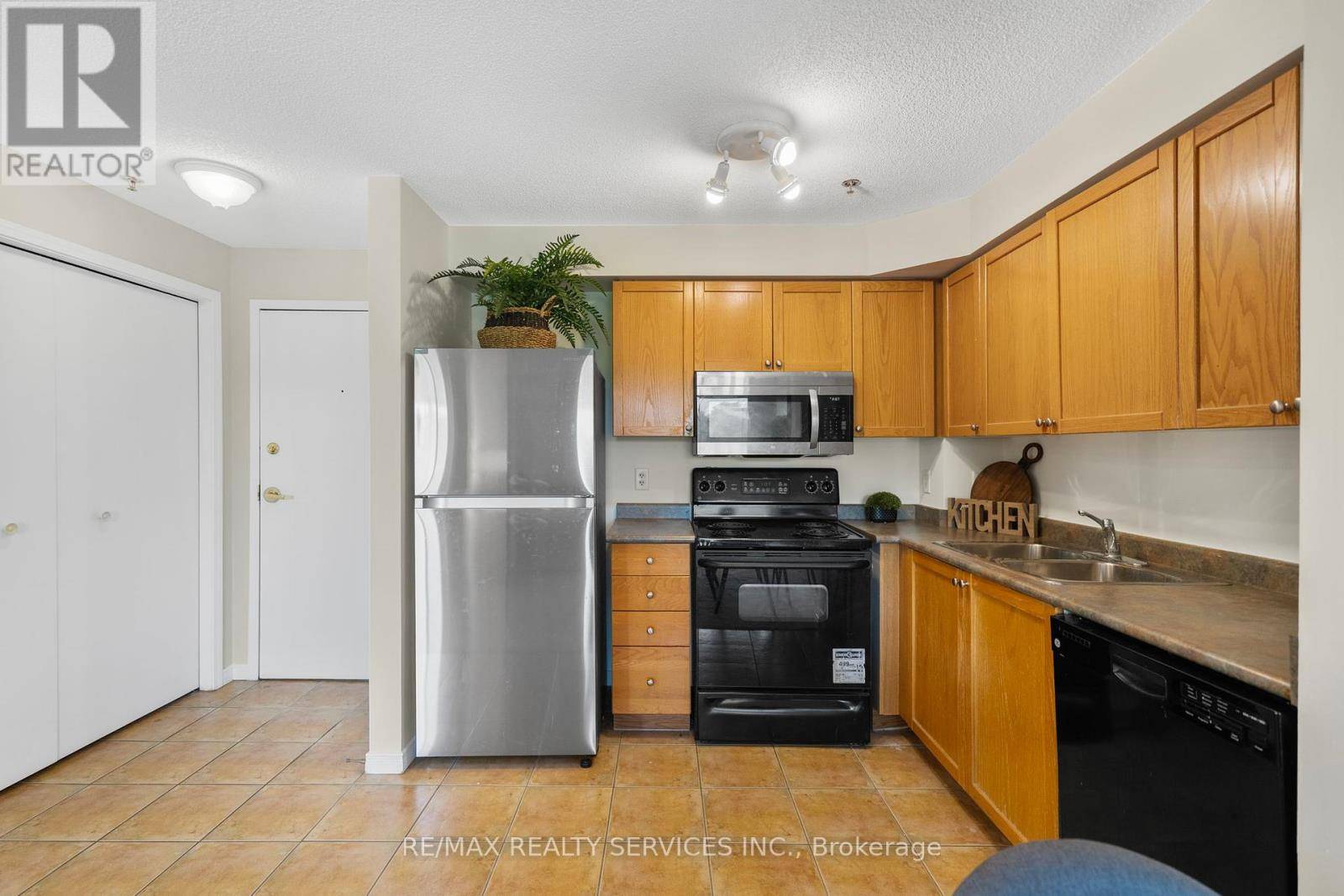Toronto (clairlea-birchmount), ON M1L4W4,684 Warden AVE #301