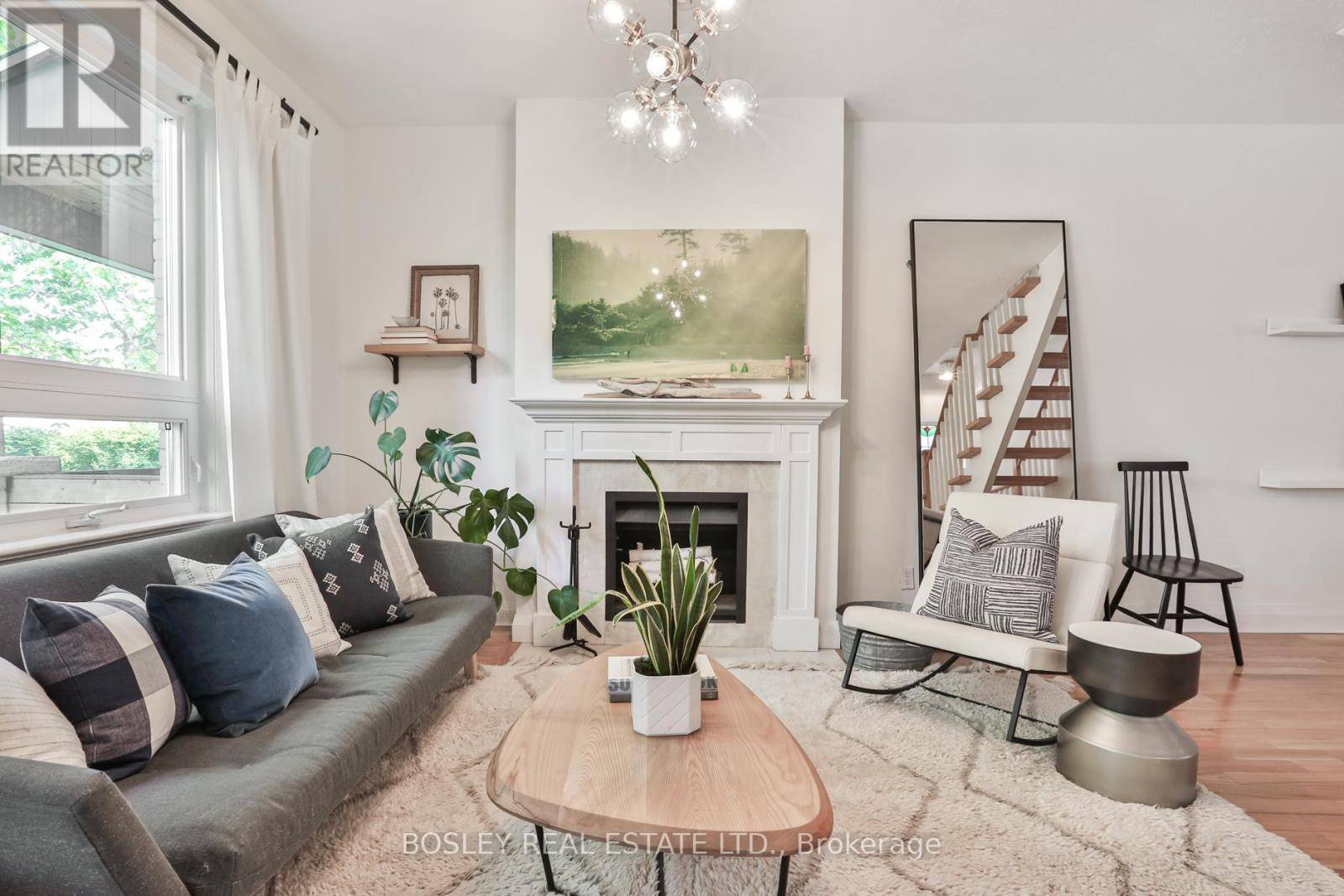 Toronto (south Riverdale), ON M4L2M7,9 PRUST AVENUE