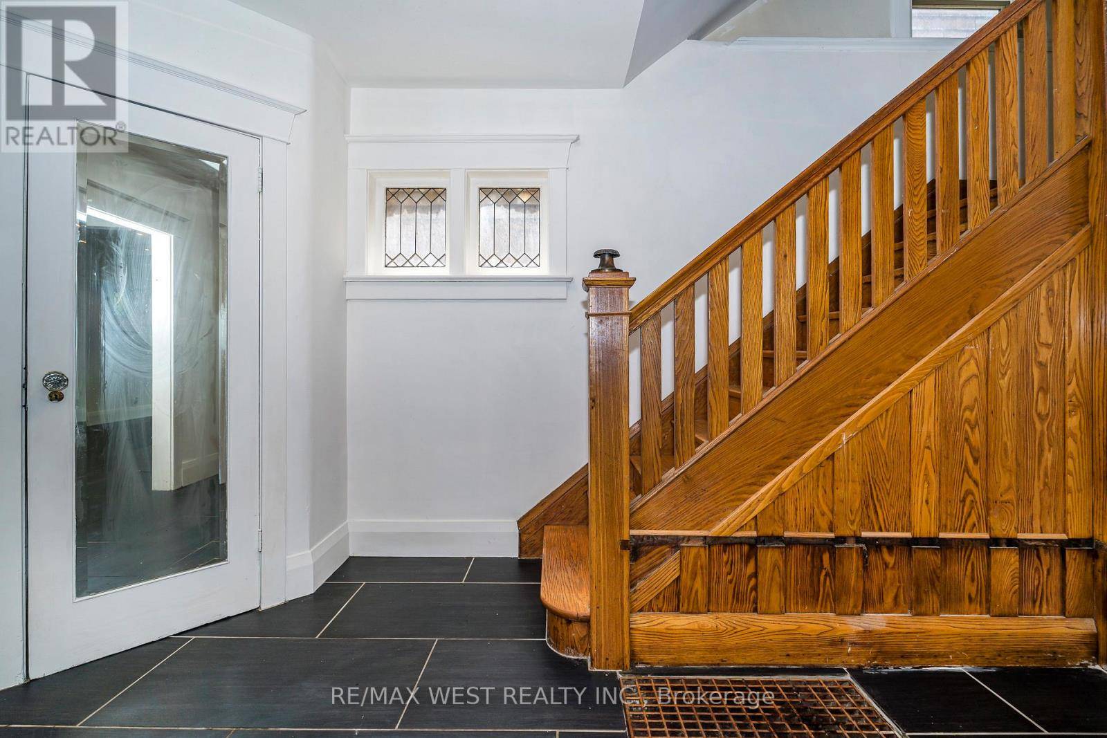 Toronto (east End-danforth), ON M4C4L5,38 BECK AVENUE