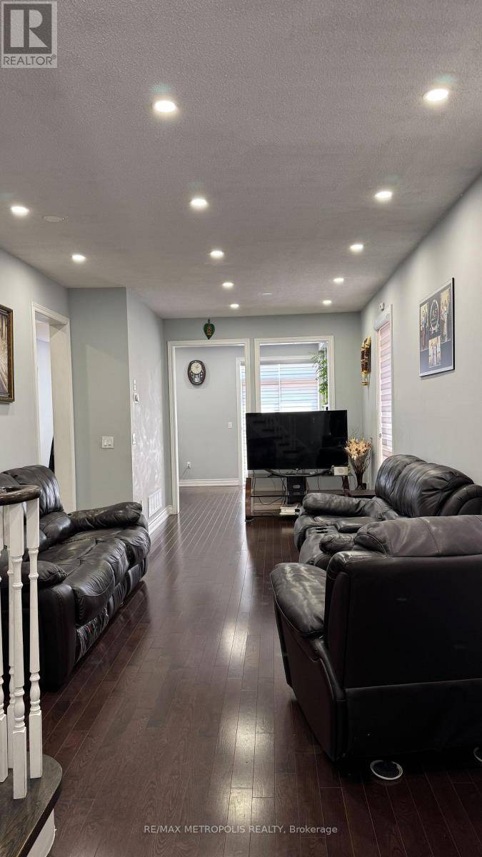 Toronto (malvern), ON M1B6B2,27 Red Hawk RD #Main