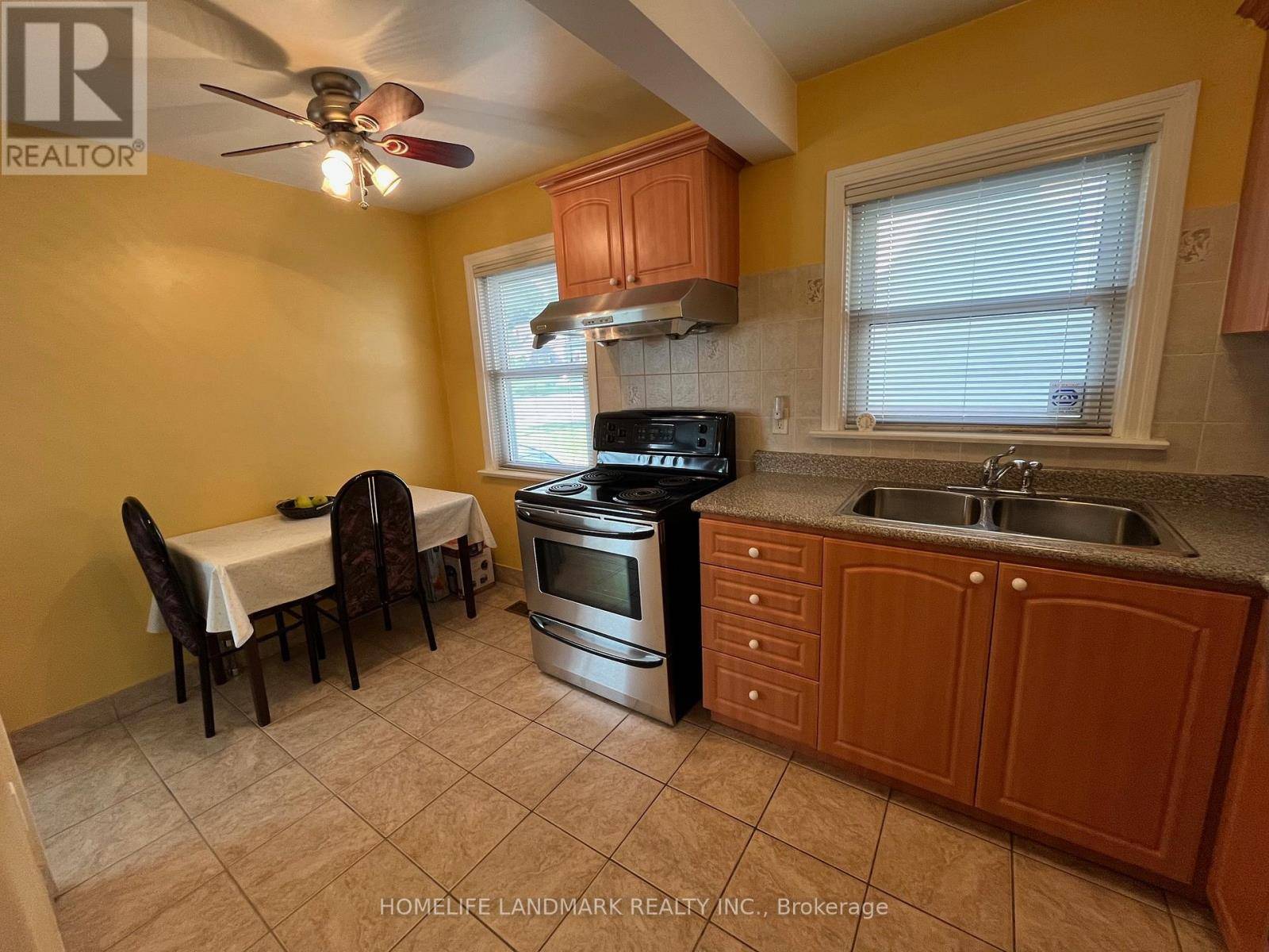 Toronto (clairlea-birchmount), ON M1L2H7,19 SOUTHMEAD ROAD