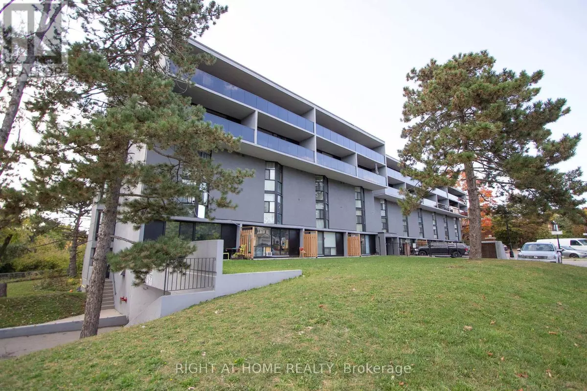 Oshawa (central), ON L1H4C2,454 Centre ST South #110