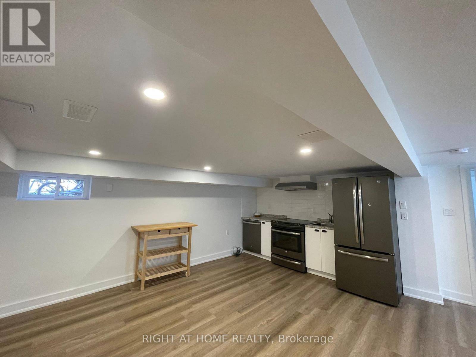 22 Glenside AVE #Lower, Toronto (greenwood-coxwell), ON M4L2T5