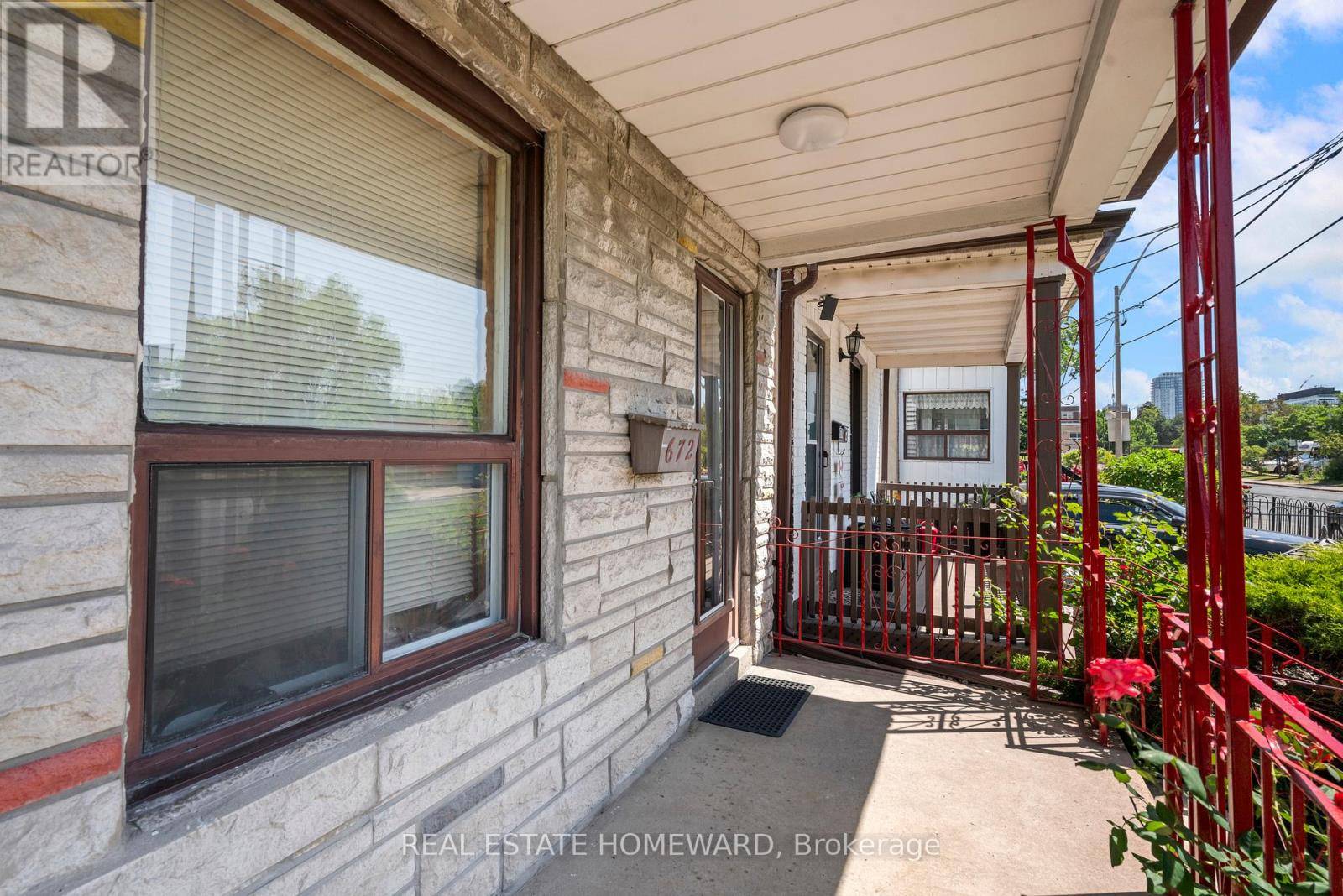 Toronto (woodbine-lumsden), ON M4C1P2,672 STRATHMORE BOULEVARD